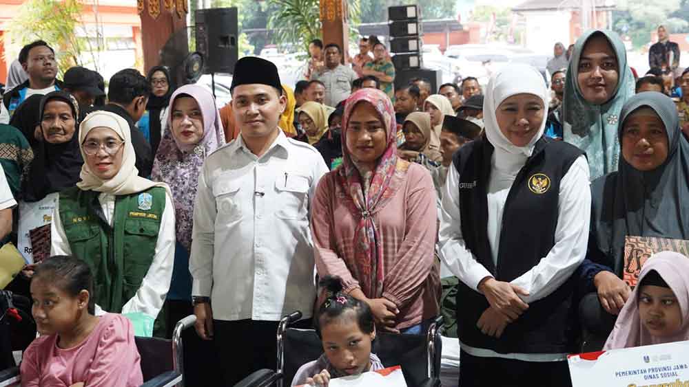 Gus Barra bersama Khofifah Indar Parawansa saat kegiatan penyaluran bansos di Mojokerto. (Ist)