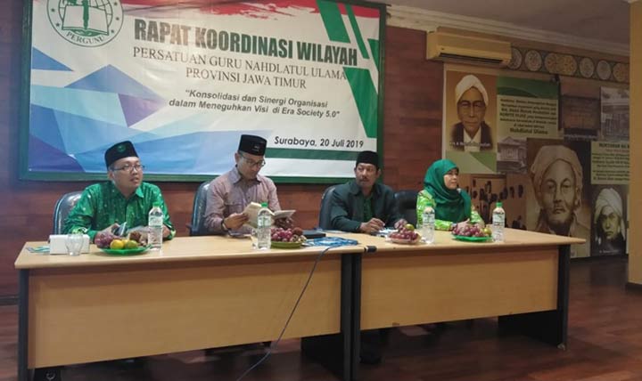 Ketua Pergunu Jatim H Sururi (dua dari kanan) saat memimpin Rakorwil. foto: ist