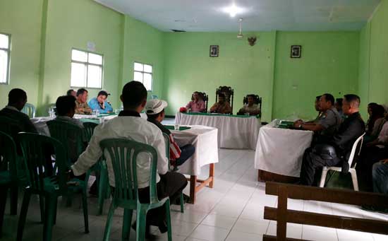 Pengumuman penetapan calon yang digelar panitia di Kantor Kecamatan setempat. (foto: andi/BANGSAONLINE)