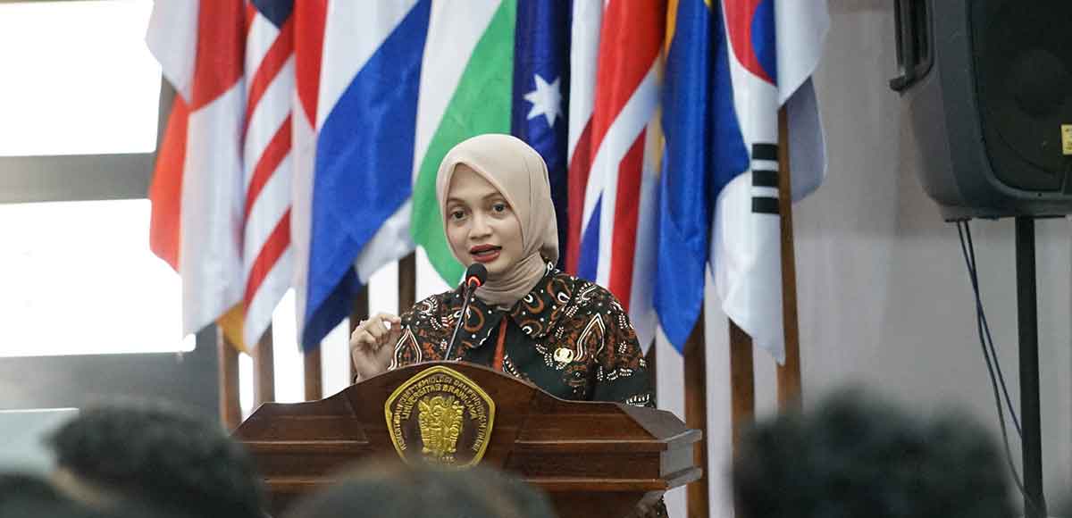 Wali Kota Kediri saat menjadi pemateri di Forum Talkvo 2025 Fakultas Hukum UB. Foto: Ist