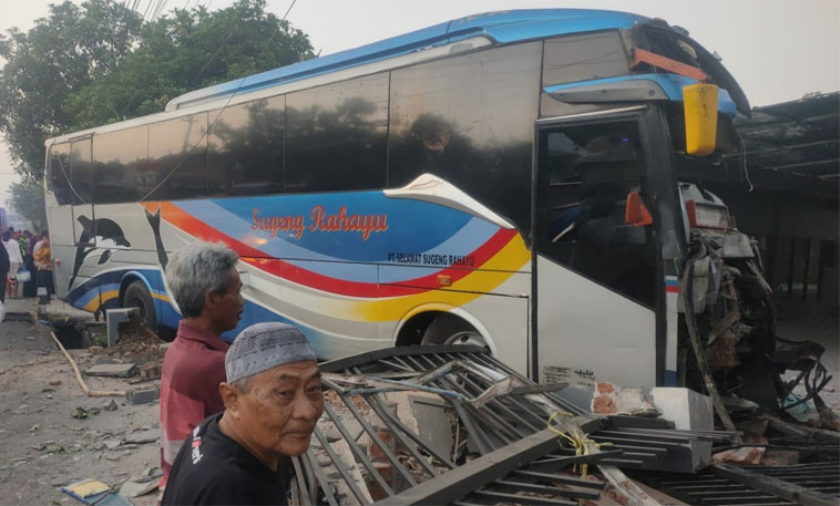 Kondisi bus saat seruduk rumah warga di Jombang.