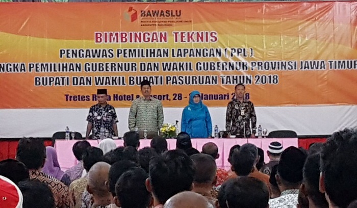 Dari kiri: Anggota Divisi hukum dan penindakan Muhammad Nasrup, SH, Ketua Panwaslu selaku Divisi Pengawasan dan Pencegahan Hubungan Lembaga Achmari S.Pdi, Anggota Divisi SDM dan Organisasi Aryunani SPd dan paling kanan Kepala Sekretariat Panwaslu Kabupaten Pasuruan Alfan Wahyudi, SE. Foto: ANDY F/BANGSAONLINE