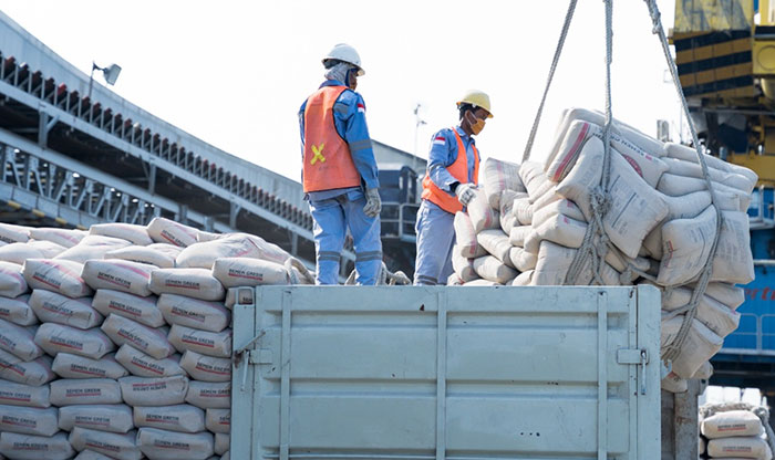 Petugas saat menaikkan semen ke truk untuk pendistribusian. Foto: Ist