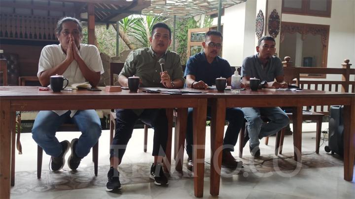 Panel Barus (dua dari kiri), Ketua Panitia Musyawarah Rakyat (Musra) saat memberi penjelasan di depan wartawan tentang rencana pelaksanaan Musra di Kota Solo, Sabtu (16/7/2022). Foto: Tempo.co  