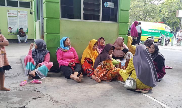 Tebang Pohon, Warga Probolinggo Tersengat Listrik, Evakuasi Berjalan Dramatis Gunakan Kasur