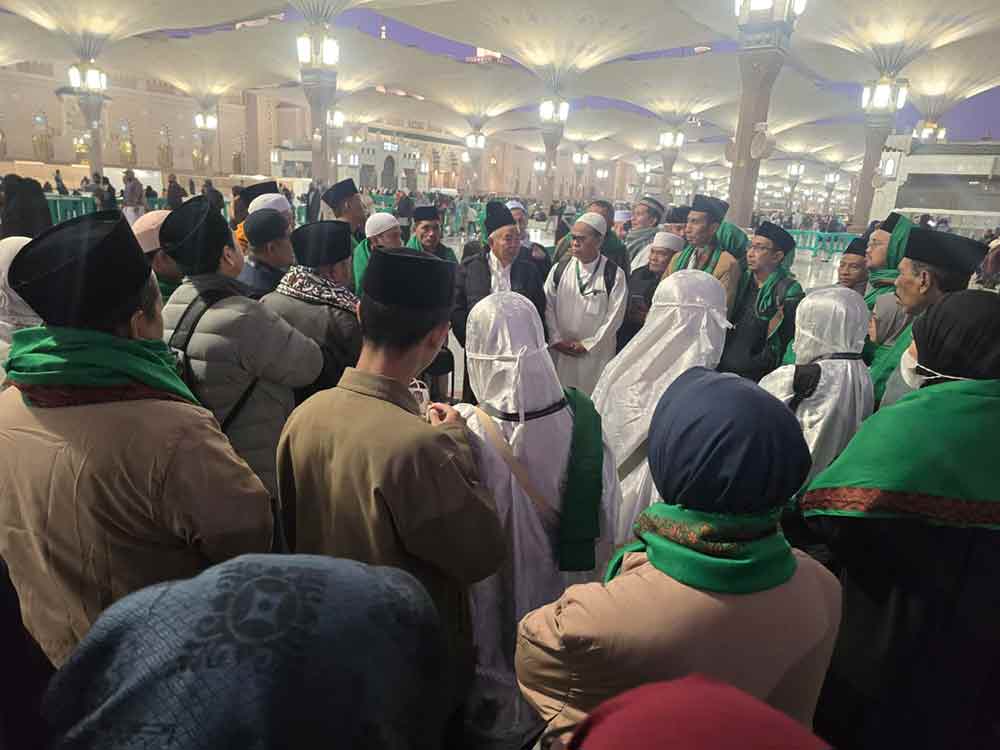 Prof Dr KH Asep Saifuddin Chalim, MA, menyampaikan taushiah seusai shalat jemaah Subuh di masjid Nabawi Madinah. Tampak jemaah umrah PT Auva mendengarkan ceramah Kiai Asep di pelataran Masjid Nabawi Madinah, Selasa 6 Januari 2026. Foto: Bangsaonline.