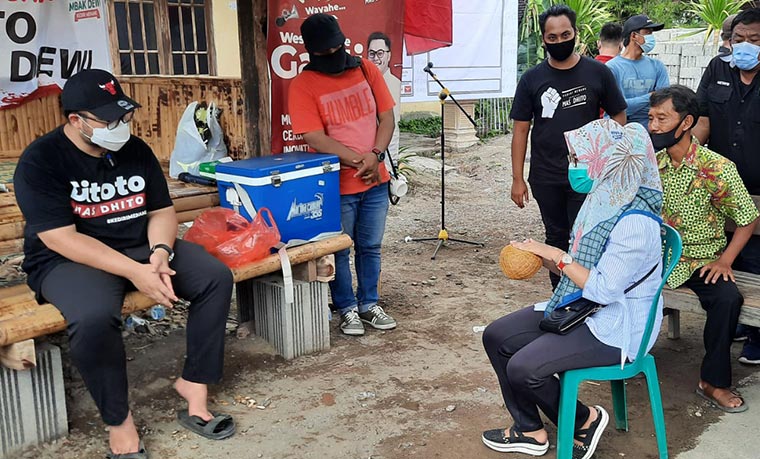 Calon Bupati Kediri, Hanindhito Himawan Pramana mendengarkan curhatan Melina Andriyani Riyanto, pemilik home industri sabut kelapa. foto: Muji Harjita/ bangsaonline.com