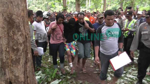 PINCANG: Bayu (20), pelaku pembunuh pelajar SMKN Dander (celana pendek) tampak pincang saat digiring petugas Buser Polres Bojonegoro. foto: eky nurhadi/ BANGSAONLINE