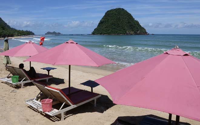 Pantai Pulau Merah yang jadi salah satu destinasi wisata andalan di Banyuwangi.