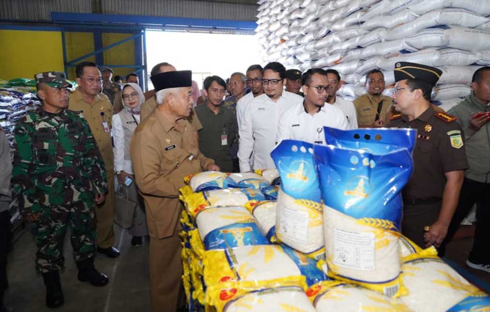 Bupati Malang H. M. Sanusi saat melakukan peninjauan stok beras di Gudang Perum Bulog.