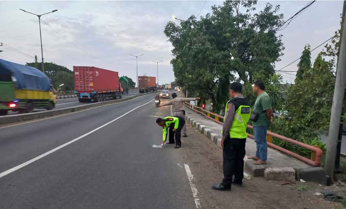 Polisi saat olah TKP kecelakaan di Jembatan Layang Trosobo, Sidoarjo.