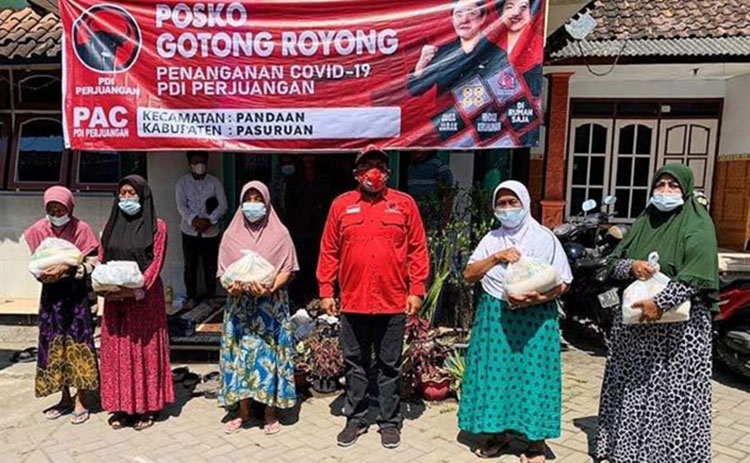 Ketua DPC PDIP Kabupaten Pasuruan Andri Wahyudi saat mengunjungi posko gotong royong. (foto: ist)