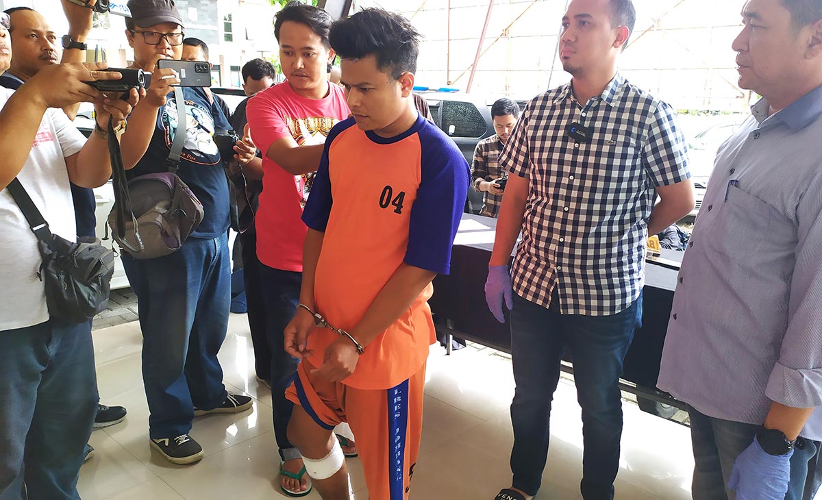 Tersangka saat dikeler ke Mapolres Jombang. Foto: AAN AMRULLOH/ BANGSAONLINE