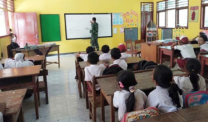 Serda Purwanto saat memberikan materi wasbang kepada pelajar SDN 2 Bendungan, Kabupaten Trenggalek.