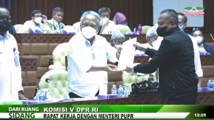 Syafiuddin, Anggota Komisi V DPR RI saat menyerahkan proposal kepada Meteri PUPR Basuki Hadimuljono.