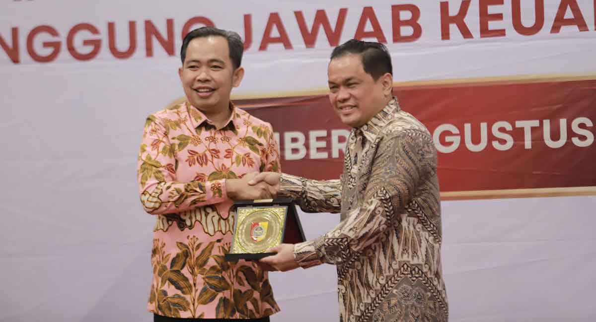 Bupati Jember saat menghadiri Sosialisasi Tugas dan Fungsi BPK serta DPR dalam Pemeriksaan Pengelolaan dan Tanggung Jawab Keuangan Negara.