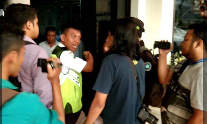 Satpam kantor PLN Nganjuk saat berdebat dengan para wartawan yang hendak melakukan liputan. foto: BAMBANG/ BANGSAONLINE