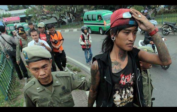 Seorang anak punk saat diamankan petugas Satpol PP. foto: ilustrasi/tribunnews
