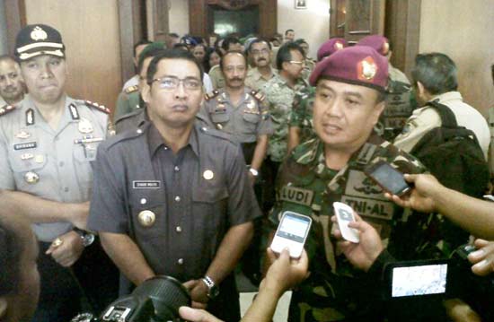 Komandan Detasemen Bantuan Tempur Kolonel Marinir Ludi Prasityo (kanan) didampingi Bupati Tulungagung Sahri Mulyo menjawab pertanyaan wartawan usai acara. Foto: fery/BANGSAONLINE