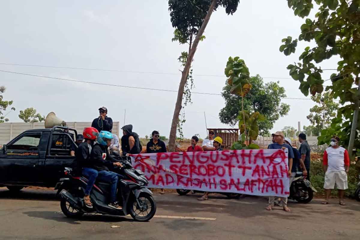 Aksi demo penolakan pendirian pabrik palawija di Dusun Koro, Desa Pongpongan, Kecamatan Merakurak, Kabupaten Tuban.