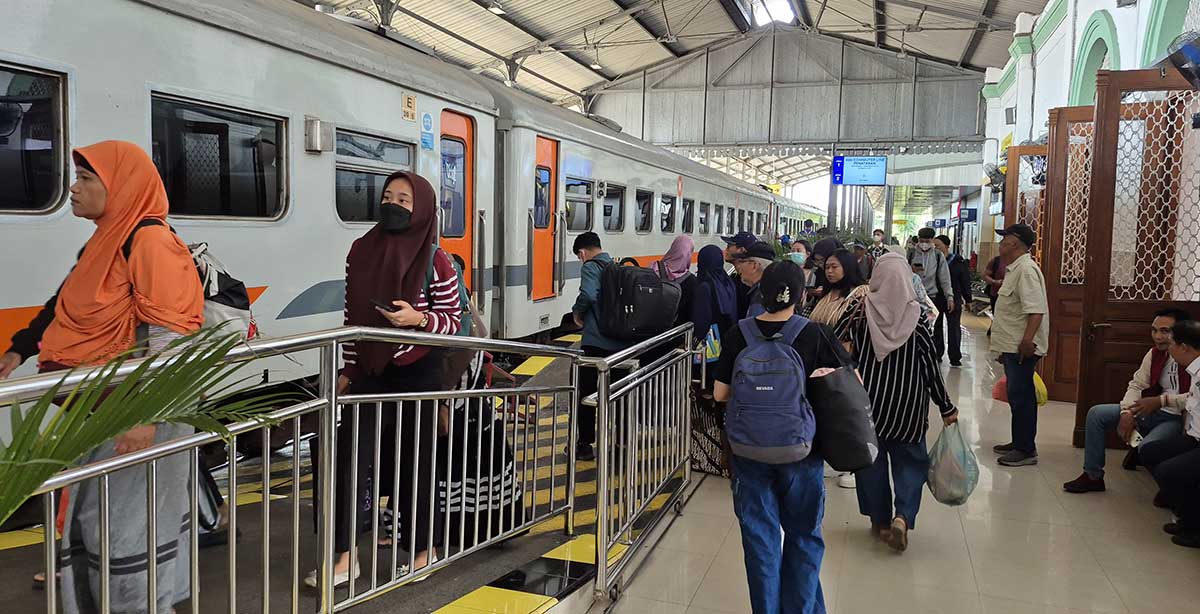 Suasana naik turun penumpang di Stasiun Madiun.