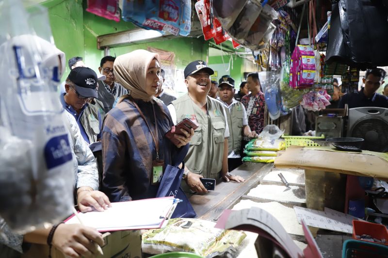 Bupati Jombang, Warsubi bersama Bapanas saat sidak di Pasar Pon