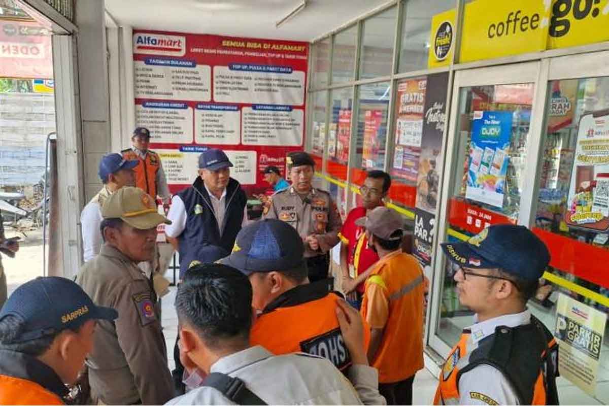 Dishub Gresik bersama kepolisian saat menertibkan jukir liar di sejumlah tempat , Rabu (4/6/2025).