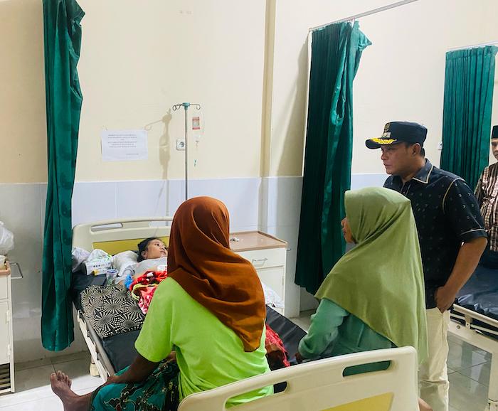 Wakil Bupati Pamekasan, Sukriyanto (pakai topi) saat berbincang dengan pasien di Puskesmas Larangan Badung
