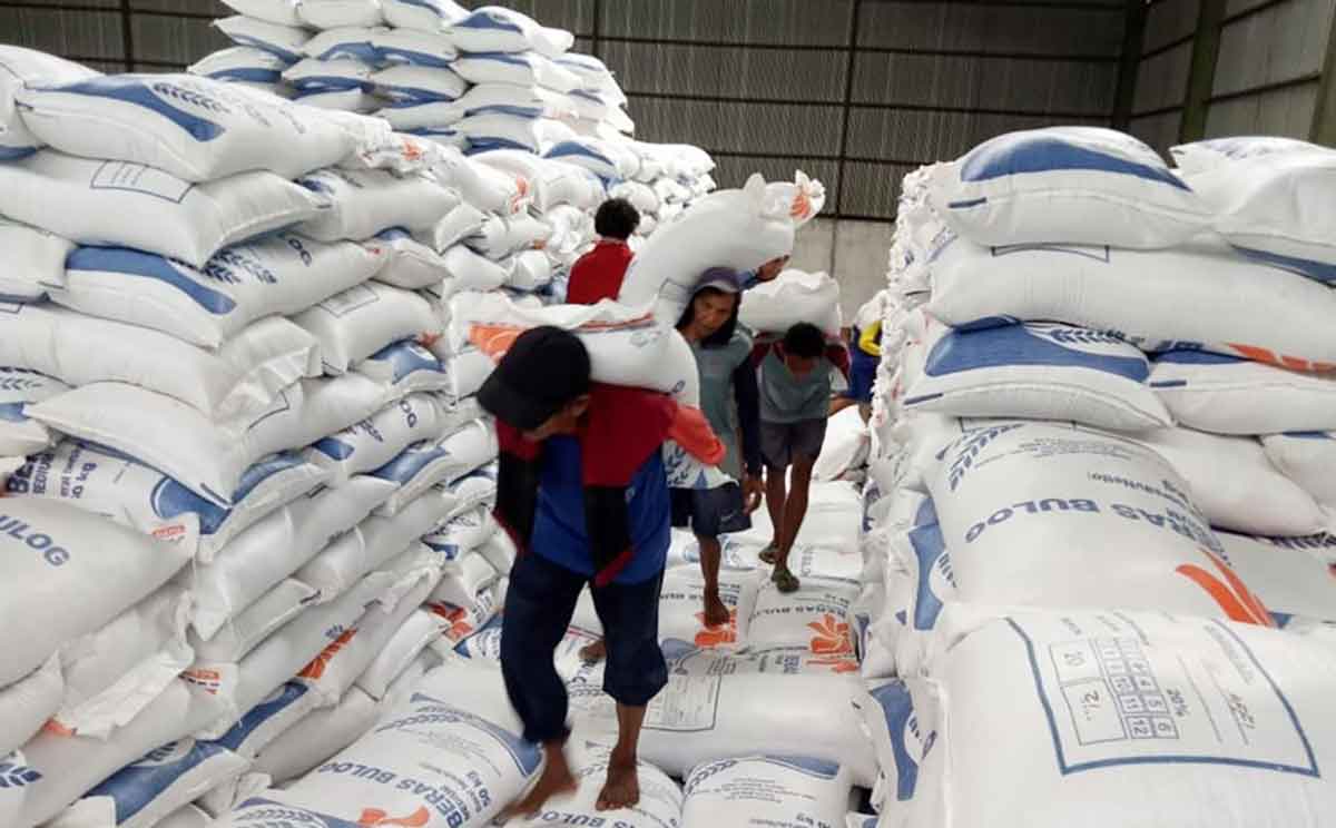 Buruh angkut ketika memindahkan beras di Gudang Bulog.