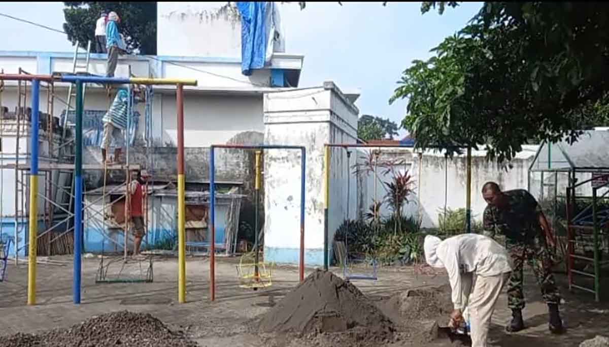 Anggota Kodim 0809/Kediri bersama masyarakat saat mulai mengerjakan renovasi Panti Asuhan Aisyiyah. Foto: Ist