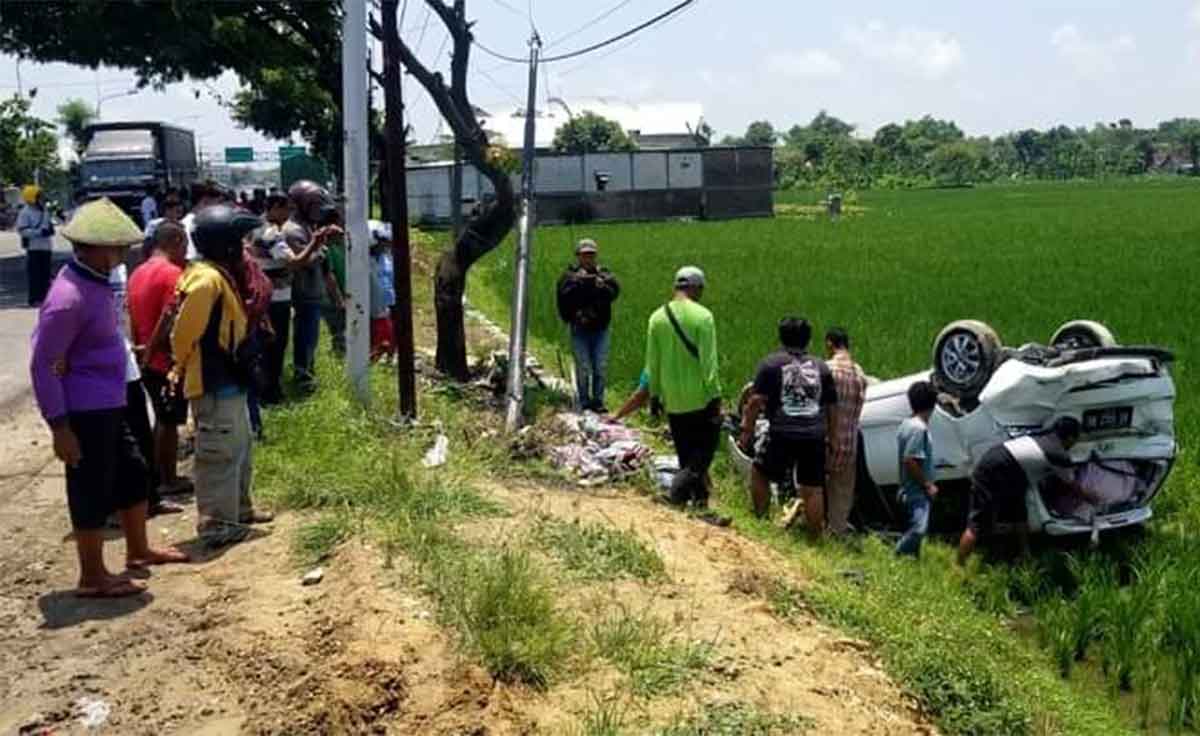 Mobil yang terlibat kecelakaan di Ngawi.