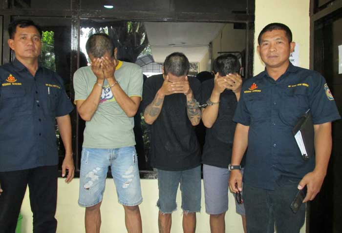 Petugas Polres Gresik saat mengekspos tersangka. foto: SYUHUD/ BANGSAONLINE