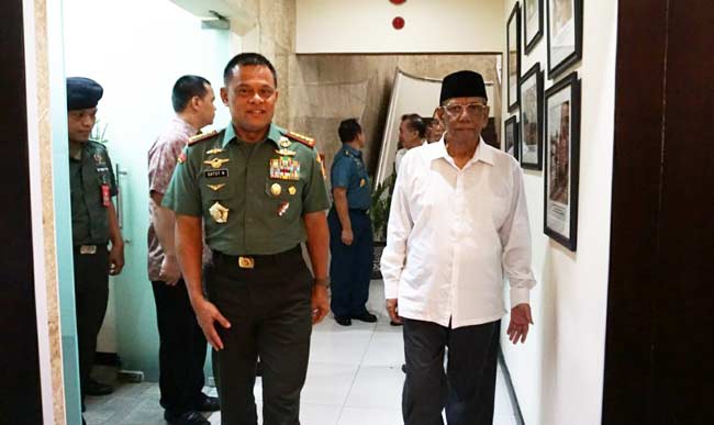 KHA Hasyim Muzadi bersama Panglima TNI Jendral Gatot Nurmantyo. foto: BANGSAONLINE