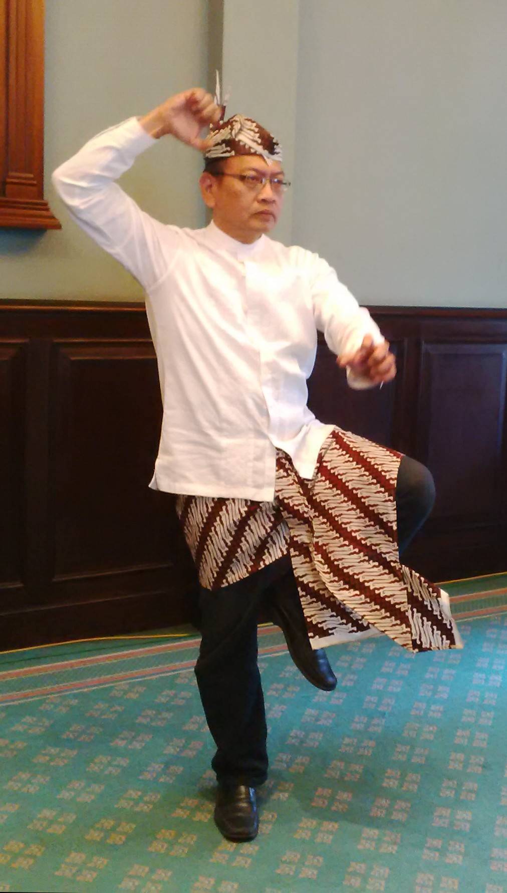 MONOLOG. Ananto Sidohutomo dr MARS saat memeragakan salah satu gerakan yang akan ditampilkan pada monolog besok malam. foto : nisa/bangsaonline