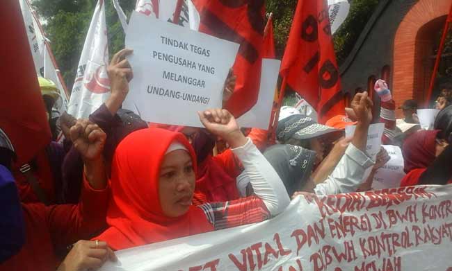 Para buruh saat menggelar aksi unjuk rasa di depan kantor Pemkab Kediri. (foto: dendi martoni/BANGSAONLINE)