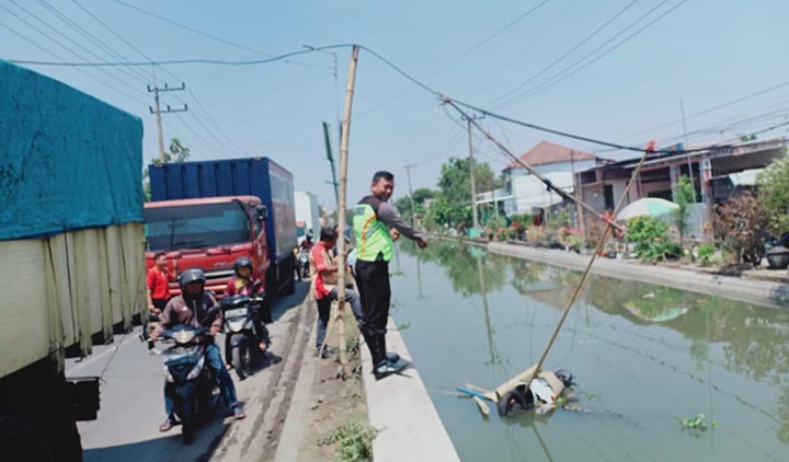 Sepeda motor baru yang masih berada di sungai.