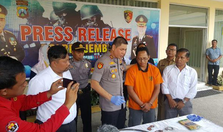 Kapolres Jember AKBP Alfian Nurrizal saat konferensi pers dengan menghadirkan tersangka di mapolres, Senin (13/1/2020) pagi.