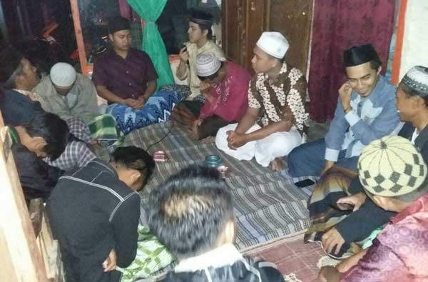 Lutfi, salah satu peserta KKN saat menyampaikan pembahasan materi hukum, kepada jamaah Tahlil Dusun Maron Desa Pujon Lor, Kamis (12/11). foto: iwan irawan/BANGSAONLINE