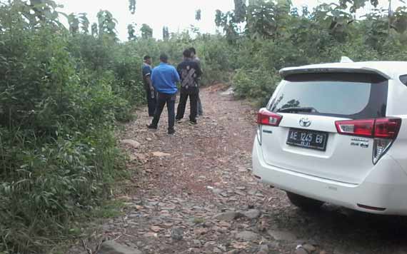 Tim penyidik KPK didampingi Kepala Desa Suru meninjau lokasi yang diduga sebagai aset Bupati Nganjuk. foto: BAMBANG/ BANGSAONLINE