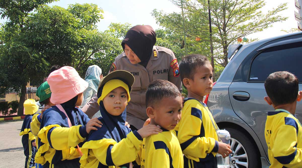 Edukasi yang dilakukan petugas dari Satlantas Polresta Sidoarjo ke siswa PG-RA-TK Nurul Huda.