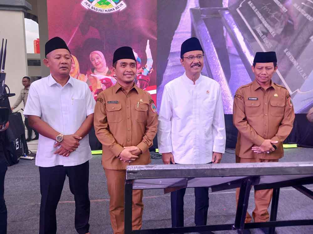Tampak Wali Kota Mas Adi (dua dari kiri) bersama Mensos Gus Ipul (dua dari kanan) dalam pertemuannya di Masjid KHAS Pasuruan. (Ist)