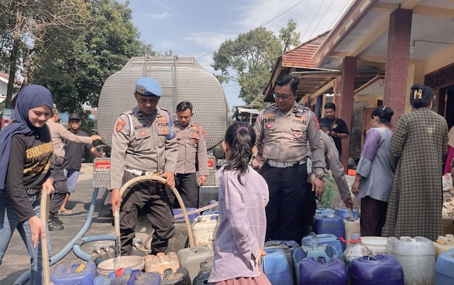 Alumni Bharaduta D’Pandiga Nusantara Polres Pasuruan Berbagi 4 Tangki Air Bersih di Dua Desa ini