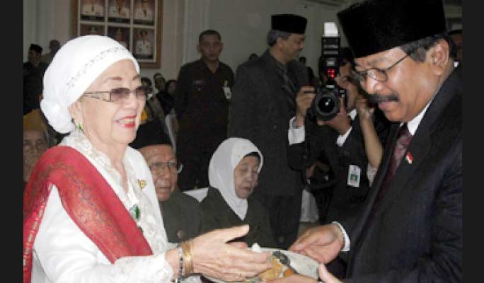 Sulistina Sutomo, istri Bung Tomo, saat menerima tumpeng dari Gubernur Jatim Soekarwo, dalam acara menyambut hari pahlawan di Gedung Negara Grahadi Surabaya (10/11). foto: TEMPO