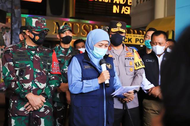 Gubernur Jatim Khofifah Indar Parawansa bersama Kapolda Jatim Irjen Pol Nico Afinta dan Pangdam V/Brawijaya Mayjen TNI Suharyanto saat meninjau Jatim Park 3 dan Taman Selecta Kota Batu, Sabtu (15/5). Foto: ist