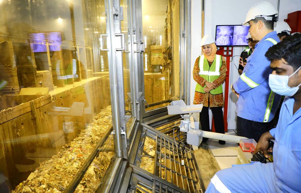 ubernur Jawa Timur, Khofifah Indar Parawansa, saat mengunjungi Tuas South Incineration Plant (TSIP), fasilitas pengolahan sampah menjadi energi (waste-to-energy/WtE) terbesar, tercanggih, dan paling strategis di Singapura.