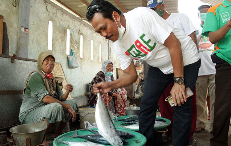 Cabup Qosim saat berkunjung ke Pasar Desa Campurejo, Kecamatan Panceng, Kabupaten Gresik (foto: ist)