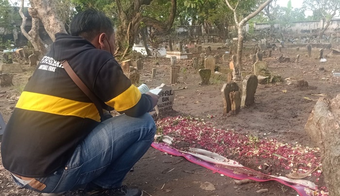 Makam salah satu korban diduga miras oplosan tampak sedang diziarahi.