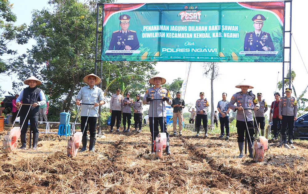Kapolres Ngawi AKBP Charles Pandapotan Tampubolon saat memimpin jajaran menanam benih jagung.