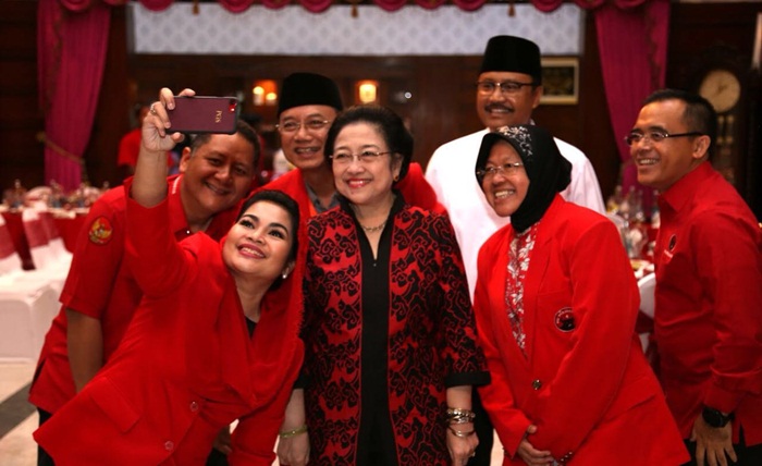 Tampak Puti sedang berselfie ria bersama Megawati, Gus Ipul, Wali Kota Risma, Wawali Kota Wisnu, Bupati Anas serta Bupati Kanang.