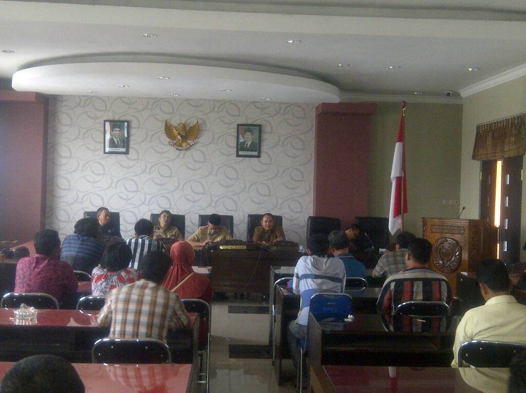 Warga Guyangan yang mendatangi kantor DPRD. foto: Soewandito / Harian Bangsa